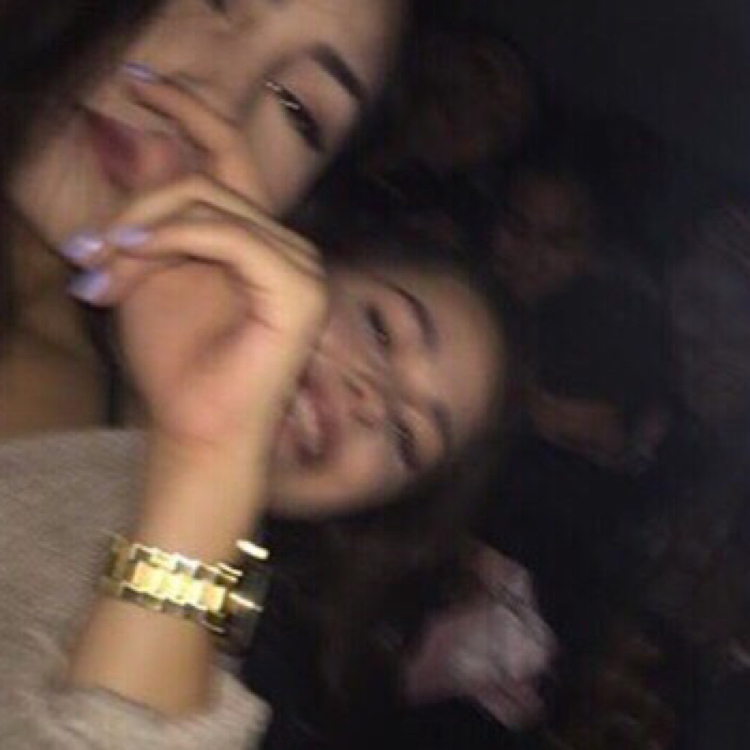 Девушка в зеркале без лица. Девушка в зеркале без лица со вспышкой. Селфи девочки ночью. Интересные селфи девушек. Селфи девушек ночью.