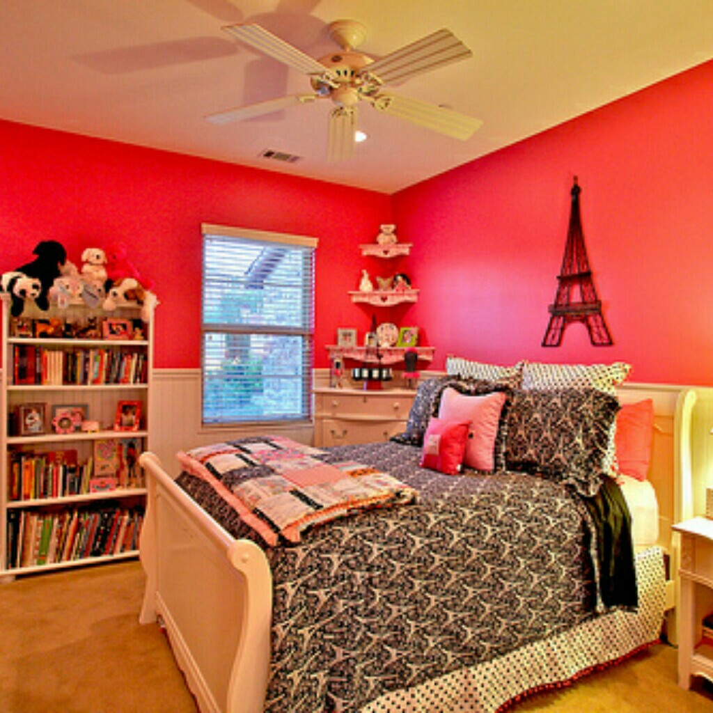 Уютные комнаты для подростков. Комната простая. Небольшая уютная комната для девочки подростка. Маленькая комната. Уютная комната для подростка.