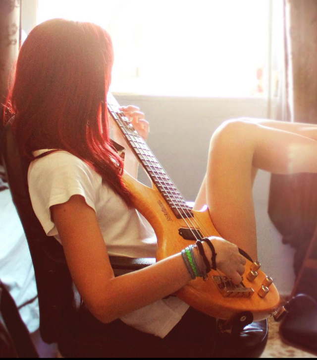 Девушка играет сама с собой. Парень с гитарой и девушка рядом. Kacey musgraves альбомы. Девушка играет сама с собой. Девушка с гитарой на природе.