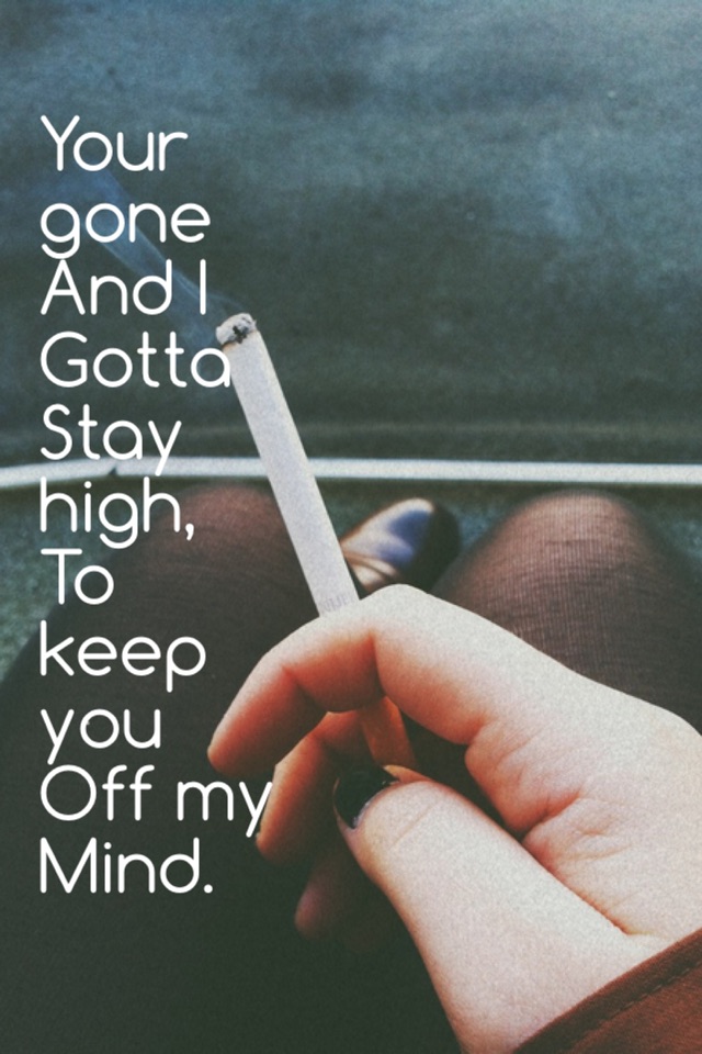 Милый прикури мне сигарету. Сигарета в руке красиво. Курящая девушка. Курит сигарету. Девушка с сигаретой.