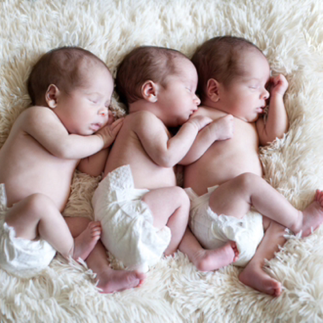 тройня детей. художественная тройня 7 букв. тройня детей. новорожденные тройняшки. четверо близняшек.
